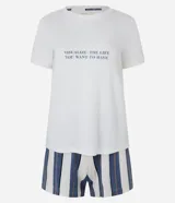Conjunto de pijama de viscosa, compuesto por una remera de manga corta con cuello redondo y estampado con la frase "visualize the life you want to have", y un short a rayas con cintura elástica.