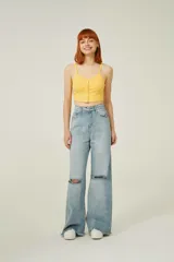 Top amarillo de breteles finos, confeccionado en poliéster de punto canalé, corte al cuerpo, con botones y cuello en V.