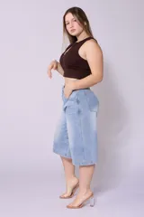 Bermuda de jean celeste, corte ancho a la rodilla.