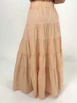 Falda larga color durazno con cintura elastizada y corte campesino con volados.