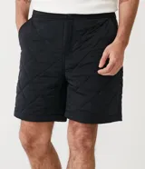 Bermuda negra de poliamida con textura capitoneada y bolsillos laterales.