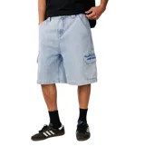 Bermuda de denim estilo cargo, color celeste claro, con bolsillos laterales con solapa y trabillas para cinturón.