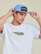 Gorra azul de nylon estampada con el logo de Rusty en el frente.