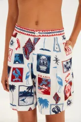 Bermuda blanca con estampado de motivos turísticos de Brasil en tonos rojo y azul.