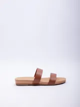 Sandalia baja color marrón de símil cuero con doble tira sobre el empeine.