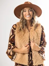 Chaleco de pelo sintético color marrón claro.