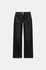 Jeans de tiro bajo y cinco bolsillos, de pierna ancha y larga. Cuenta con cierre frontal con cremallera y botón metálico.