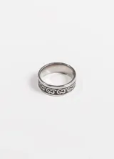 Anillo plateado de acero quirúrgico con diseño de grecas negras.