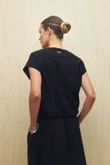 Chaleco color beige sin mangas de silueta relajada, con escote redondeado, cierre frontal con cremallera y ruedo elastizado.