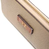 Billetera tipo fichero de color taupe, con cierre perimetral metálico y herrajes dorados. Presenta un parche frontal con el logo XL grabado.
