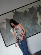 Top tejido artesanal de silueta suelta, con breteles anchos y escote halter. Diseño calado con flecos largos multicolores que aportan movimiento y textura.
