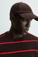 Gorra de seis paneles confeccionada en pana de algodón con visera curva y ajuste en la parte posterior.