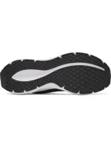 Championes de running Under Armour modelo Ascend, color negro con entresuela blanca. Confeccionados con malla transpirable y refuerzos en el mediopié, cuentan con amortiguación Charged+ Cushioning para mayor absorción de impactos y suela de goma resistente.