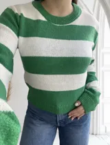 Sweater de punto a rayas horizontales anchas, color verde y blanco, con cuello redondo y mangas largas.