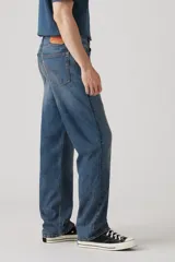 Pantalón de jean azul de corte recto y holgado.