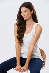 Musculosa de algodón color beige con delicado estampado floreado, escote redondo y pequeños volados en las sisas.