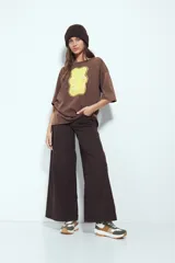 Remerón de manga corta con calce amplio y estética urbana, confeccionado con proceso de lavado que le otorga un efecto desgastado. Presenta una estampa gráfica frontal de un oso de goma en color verde.