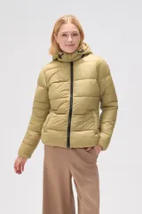 Campera puffer color verde oliva con capucha y cierre frontal con cremallera negra.