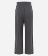 Pantalón de corte recto con cintura alta elástica, confeccionado en tejido acanalado con textura rayada en relieve. Presenta un diseño cómodo y versátil, ideal para uso diario.