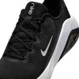 Championes Nike modelo Bella 7, color negro con entresuela blanca y detalles en negro translúcido. Presentan un diseño deportivo con malla transpirable, logo de la marca en el lateral y tecnología Air Zoom en el talón.