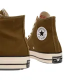 Championes Converse Chuck 70 Hi, color marrón con detalles en blanco y negro, suela de goma vulcanizada y el clásico parche con la estrella en el lateral.