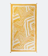 Pareo rectangular de la marca Bossa Nossa, color amarillo y blanco con estampado abstracto y borlas en las puntas.