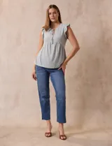 Blusa calada color celeste, marca Madden Girl. Cuello a la base, escote en V y lazo de ajuste. Sisa con volado.