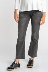 Pantalón de jeans gris oscuro, de corte flare y tiro medio, con ruedo desflecado.