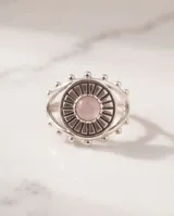 Anillo de plata 925 con diseño circular tipo sol y piedra central de cuarzo rosa.