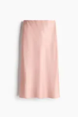 Pollera midi de tiro alto, confeccionada en tela satinada de color rosado con caída suave y leve vuelo en el bajo.