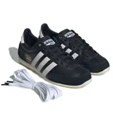 Championes Adidas Japan W color negro con las tres tiras blancas características, detalles en gamuza en la puntera y talón, y suela de goma texturizada.