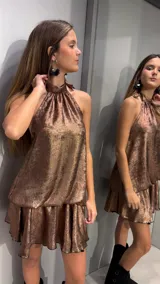 Vestido corto de cuello halter con brillo, diseño metalizado en tono marrón y falda con volados.