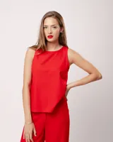 Musculosa roja de lino con escote redondo y corte a la cadera.