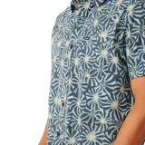 Camisa de manga corta Rip Curl Vaporcool Sessions Aerotech, color azul con estampado floral geométrico en tonos celestes y beige, de corte regular y cierre frontal de botones.