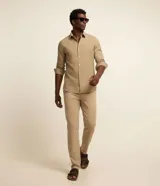 Pantalón de sarga color beige para hombre, con cintura fija con trabillas, cierre de cremallera y botón, y bolsillos funcionales.