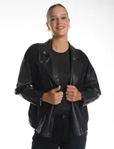 Campera estilo biker confeccionada en cuero sintético con paneles de neopreno en los laterales. Presenta cuello con solapas, cierre frontal cruzado, bolsillos inclinados y mangas largas con cierre metálico en los puños.