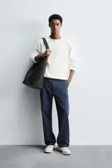 Jersey de punto regular fit, color azul marino, con cuello redondo y manga larga. Confeccionado en hilatura con mezcla de algodón y cáñamo. Acabados en rib.