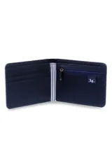 Billetera Legacy de lona bicolor, con diseño horizontal, cuerpo principal en color celeste y detalle en el lateral izquierdo en azul marino. Incluye una pequeña etiqueta de cuero marrón con el logo grabado en la esquina inferior derecha.