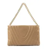 Bandolera color taupe, con diseño acolchado rectangular y herrajes dorados. Tiene correa regulable, acceso con cierre, un bolsillo interno con cierre y otro abierto. El interior es de tela de algodón y poliéster.