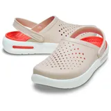 Zuecos Crocs modelo InMotion LiteRide Clog, de color gris en la parte superior perforada con tira trasera pivotante y suela gruesa de plataforma en color blanco con detalles negros.