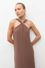 Maxi vestido de corte recto y largo, color chocolate, con escote halter cruzado con ribete blanco.