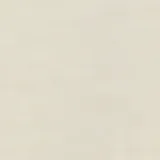 Buzo de hombre color crema, de corte slim fit, con cuello redondo, mangas largas y logo pequeño en el pecho. Confeccionado en tejido de toalla de bucles 100% algodón.