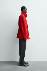 Parka de corte regular confeccionada en tejido técnico repelente al agua. Presenta cuello subido ajustable con cordón, cierre frontal con cremallera oculta por solapa con botones a presión, bolsillos de plastrón con solapa en la cadera y cintura ajustable con cordón. Incluye un forro interior acolchado desmontable.