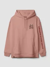 Hoodie de algodón orgánico color rosado con capucha y estampado en la espalda de dos personas cargando una tabla de surf junto al texto "GO OUT AND SLIDE" y caracteres en japonés.