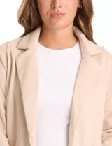 Blazer de corte largo confeccionado en tejido símil gamuza con textura aterciopelada. Presenta cuello con solapas, frente abierto sin botones y dos bolsillos de parche frontales.
