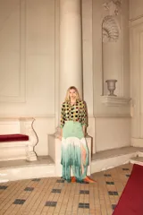 Camisa de manga larga confeccionada en terciopelo con diseño de cuadros multicolor en tonos verdes, marrones y rojizos, con botones de nácar.