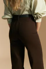 Pantalón negro de tiro alto y fit recto, confeccionado en algodón con elastano.