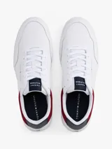 Zapatillas de estilo retro baloncesto Tommy Hilfiger, de corte bajo, confeccionadas en piel y poliuretano. Presentan un diseño en color blanco con paneles en contraste en color granate y azul marino en el talón. Cuentan con suela gruesa de goma, detalle de ventilación en la parte superior y logo de la marca en el lateral y la lengüeta.