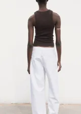 Top sin mangas de tejido de canalé, con cuello halter y diseño entallado al cuerpo.