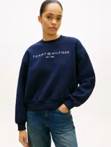 Buzo Tommy Hilfiger de color azul marino, cuello redondo y manga larga. Cuenta con el logo de la marca bordado en el pecho en color blanco y puños y cintura elastizados de rib.